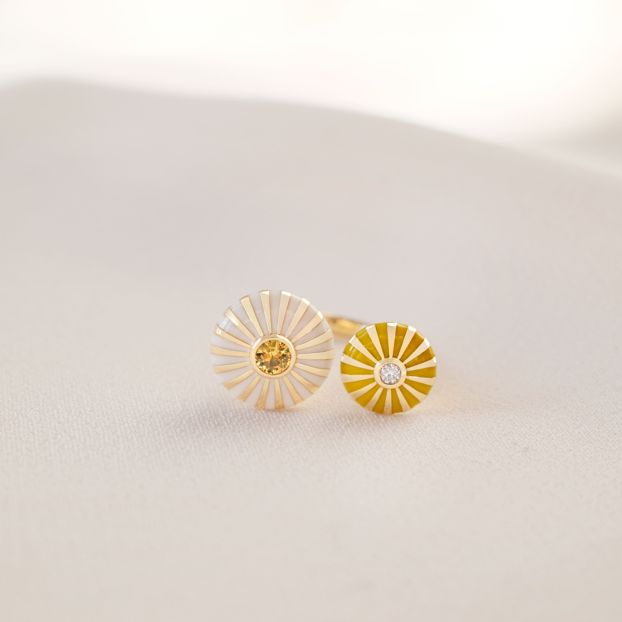 HELIA ROUND RING (DIAMOND AND YELLOW SAPPHIRE)