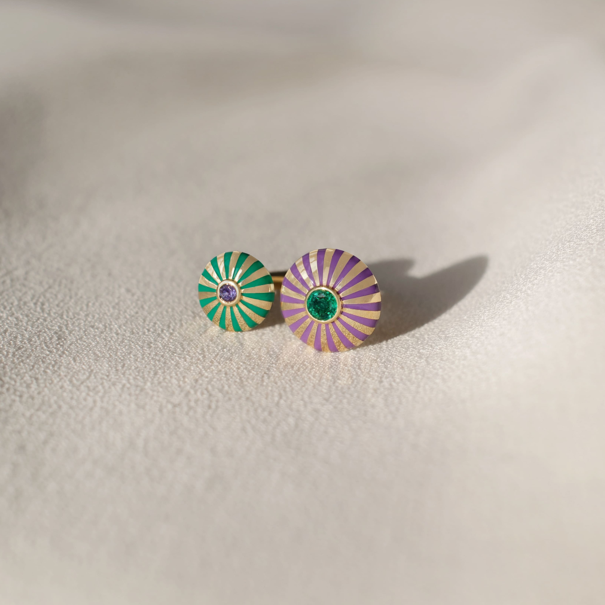 HELIA ROUND RING (EMERALD AND PURPLE SAPPHIRE)
