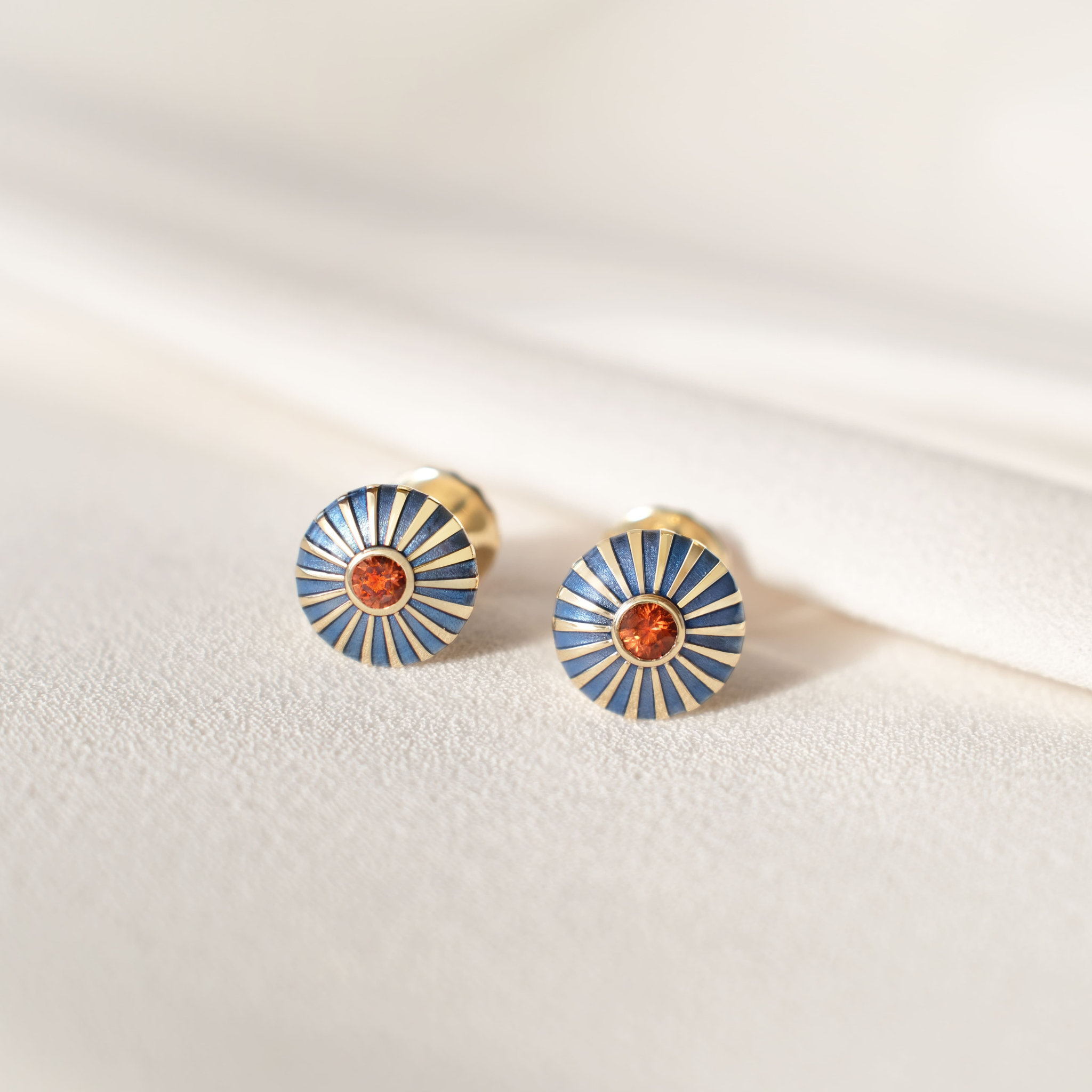 HELIA ROUND CUFFLINKS (ORANGE AND BLUE SAPPHIRE)